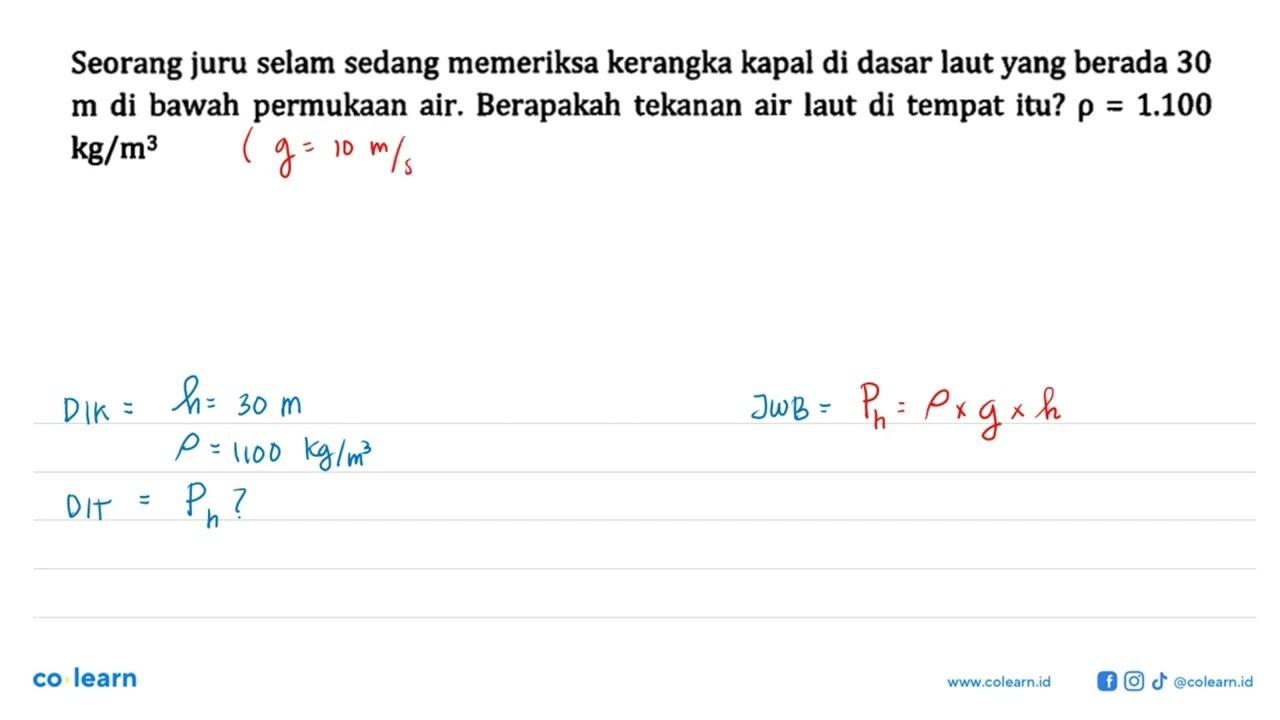 Seorang juru selam sedang memeriksa kerangka kapal di dasar