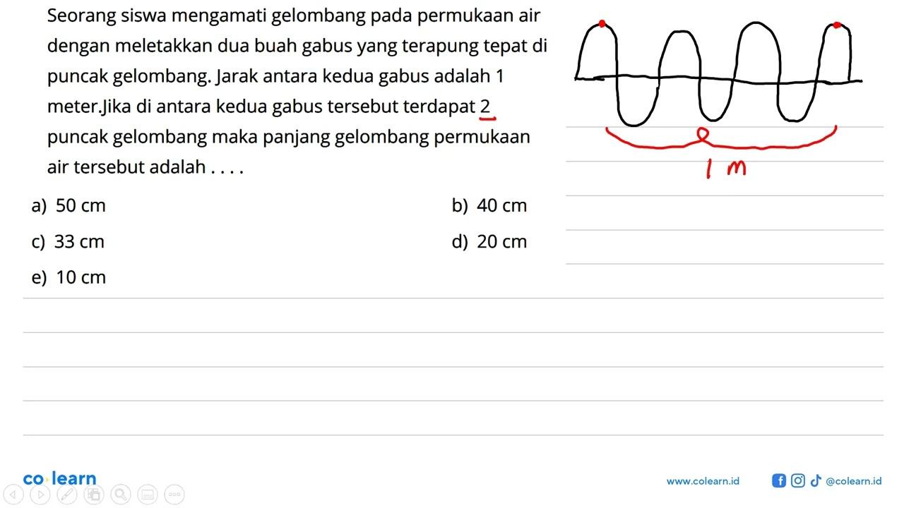 Seorang siswa mengamati gelombang pada permukaan air dengan