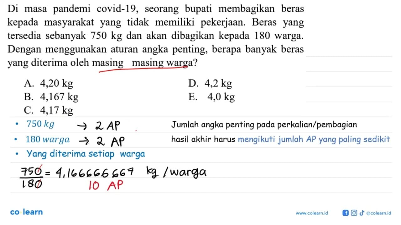 Di masa pandemi covid-19, seorang bupati membagikan beras