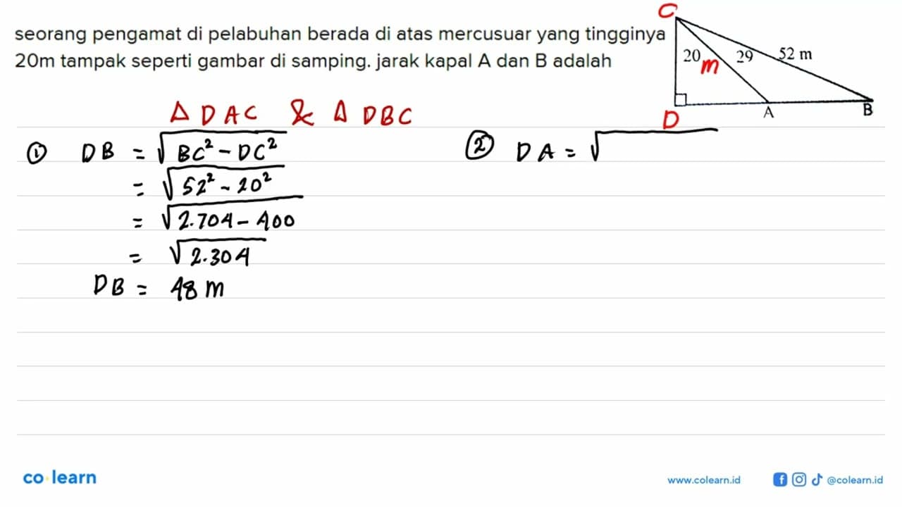 seorang pengamat di pelabuhan berada di atas mercusuar yang