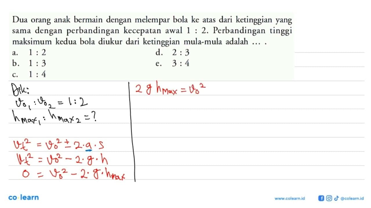 Dua orang anak bermain dengan melempar bola ke atas dari