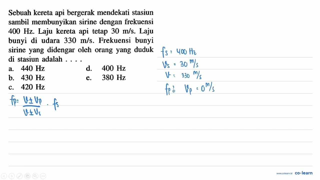 Sebuah kereta api bergerak mendekati stasiun sambil