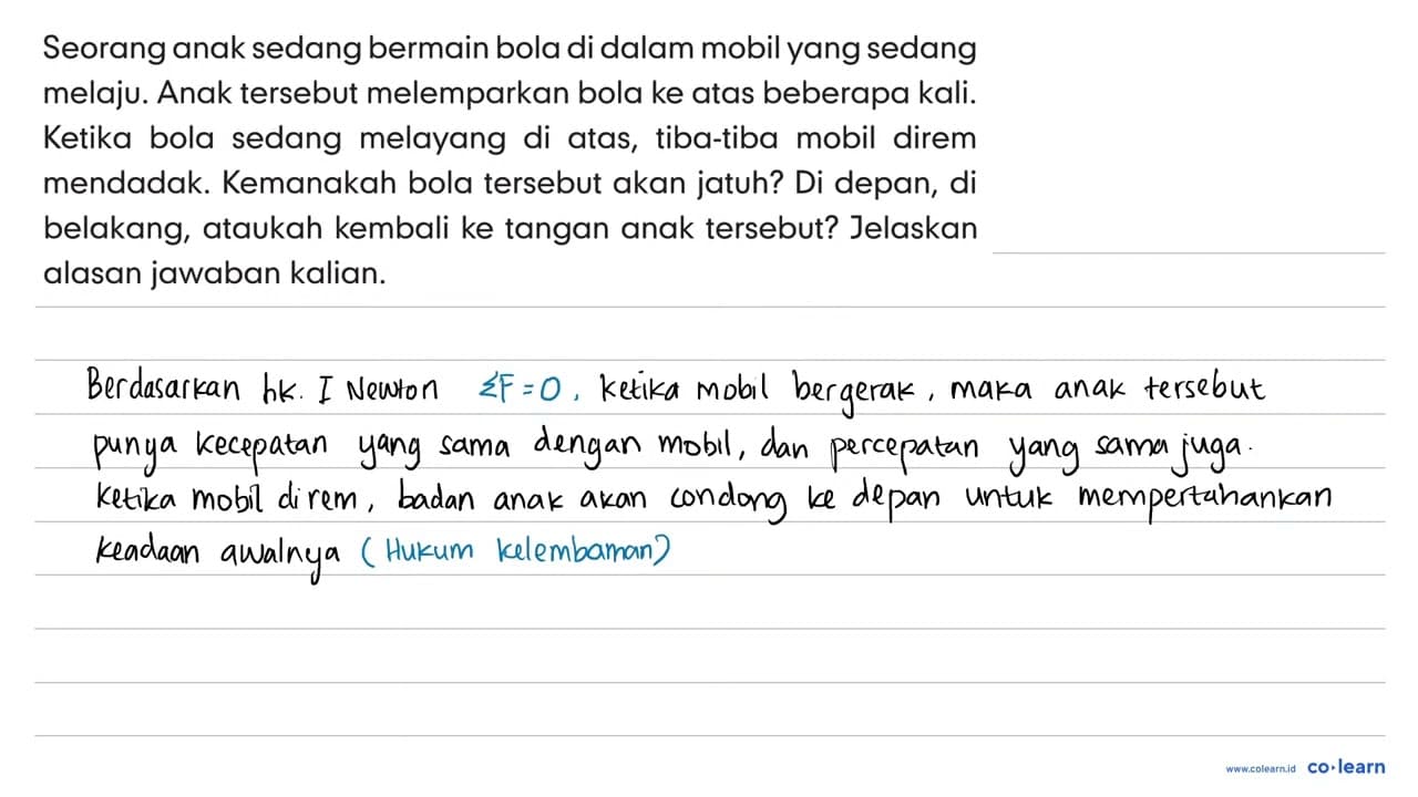 Seorang anak sedang bermain bola di dalam mobil yang sedang