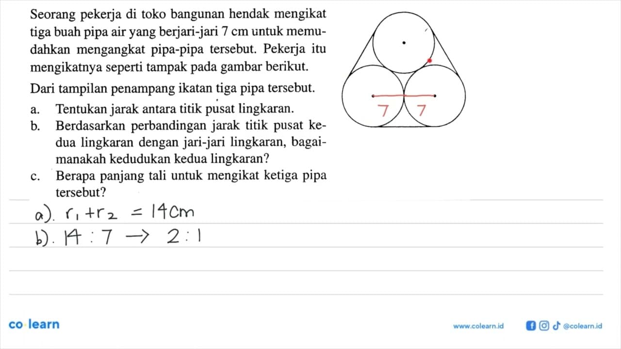 Seorang pekerja di toko bangunan hendak mengikat tiga buah